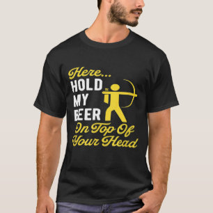 ビールの皮肉なアーチェリーおもしろいハンターの飲み物を持つ Tシャツ
