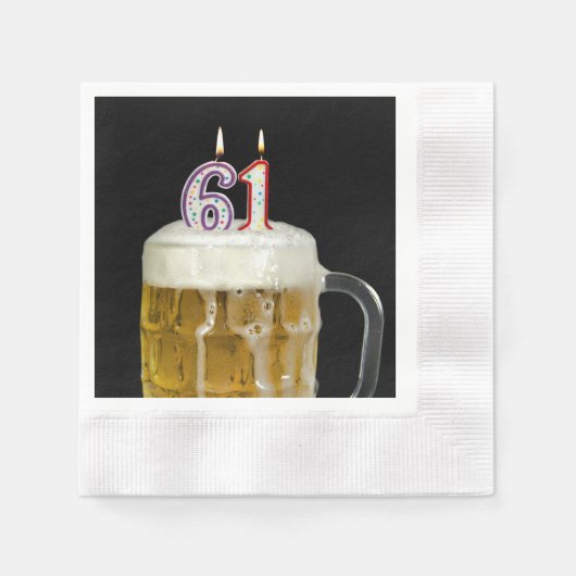 ビールの61歳の誕生日のキャンドル 縁ありカクテルナプキン (正面)