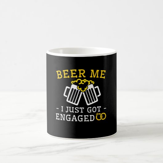 ビールは私ちょうど婚約ビール恋人を得ました コーヒーマグカップ (中央)