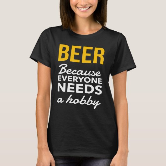 ビールは誰もが飲む趣味が必要だからだ Tシャツ (正面)