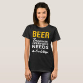 ビールは誰もが飲む趣味が必要だからだ Tシャツ (正面フル)