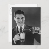 ビールをボトルからピッチャーに注ぐ男(B&W) ポストカード (正面/裏面)