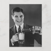 ビールをボトルからピッチャーに注ぐ男(B&W) ポストカード (正面)