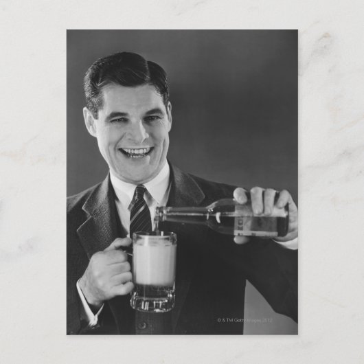 ビールをボトルからピッチャーに注ぐ男(B&W) ポストカード (正面)