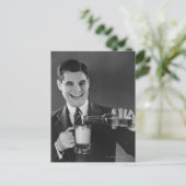 ビールをボトルからピッチャーに注ぐ男(B&W) ポストカード (スタンド正面)