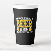 ビールを愛飲する私がビールを持って誕生日を祝う カフェラテマグ (正面)