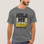 ビールを持って、この赤いビールを動揺して見おもしろいる Tシャツ (正面)