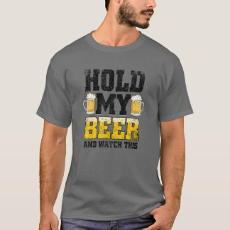 ビールを持って、この赤いビールを動揺して見おもしろいる Tシャツ