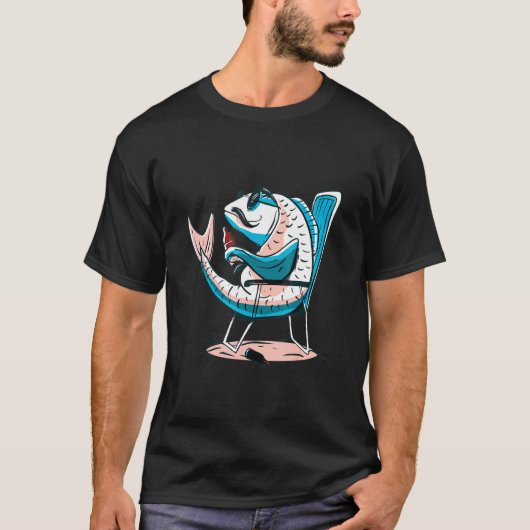 ビールを持つコイ釣り人Tシャツデザイン Tシャツ (正面)