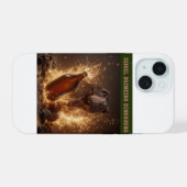 ビールを瓶ごと割る iPhone 15ケース (裏面横)
