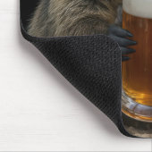 ビールを飲むグラウンドホッグ マウスパッド (コーナー)