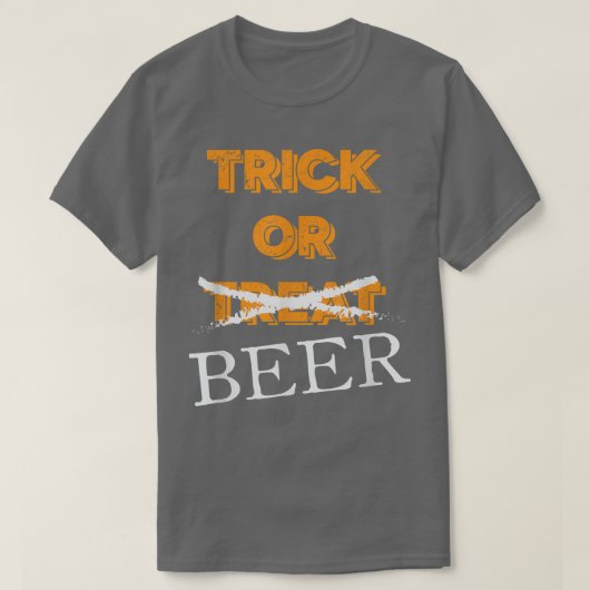 ビールを飲むハロウィーンTをトリックまたは治療する Tシャツ (デザイン正面)