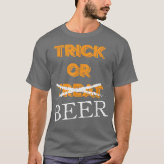 ビールを飲むハロウィーンTをトリックまたは治療する Tシャツ