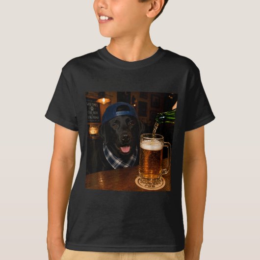 ビールを飲むブラックラブラドール・面白い犬のミーム Tシャツ (正面)