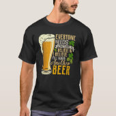 ビールを飲む信じ人はもう一杯ビールを飲む Tシャツ (正面)