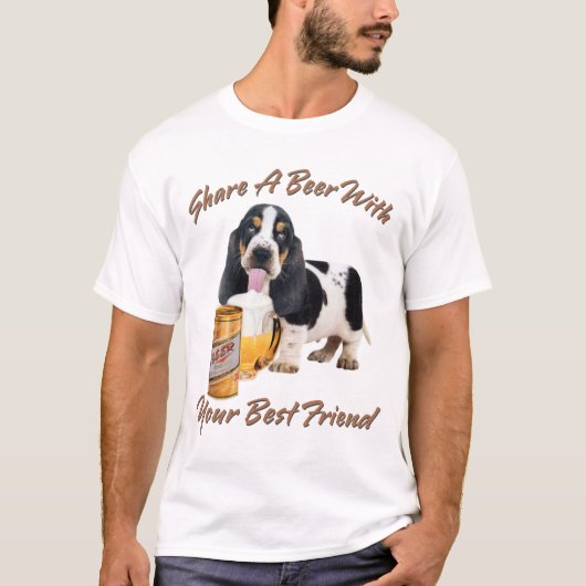 ビールを飲んでいるバセット犬 Tシャツ (正面)
