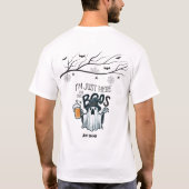 ビールを飲んでくつろぐクモ、コウモリ、オバケ Tシャツ (裏面)
