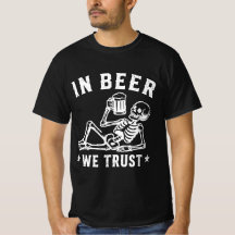 ビールを飲んでくつろぐスケルトンのビアポンTシャツ