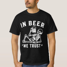 ビールを飲んでくつろぐスケルトンのビアポンTシャツ Tシャツ