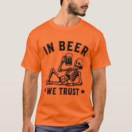 ビールを飲んでくつろぐスケルトンのビアポンTシャツ Tシャツ