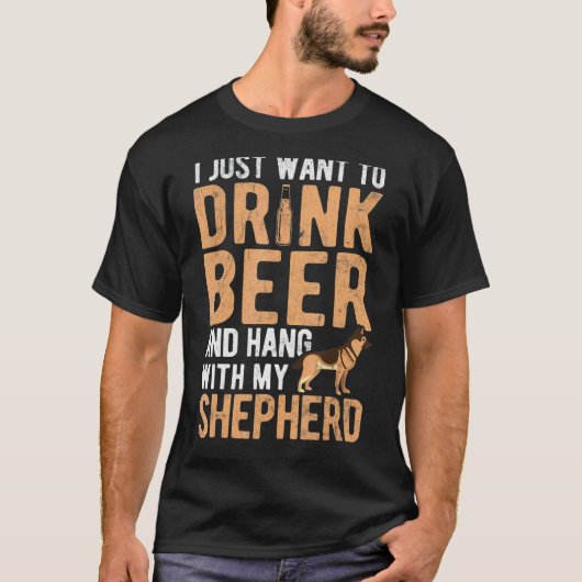 ビールを飲んでジャーマンシェパードと遊ぶ Tシャツ (正面)