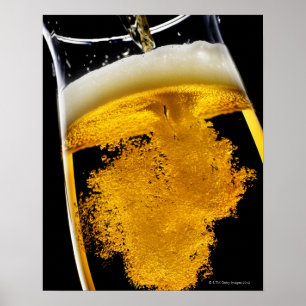 ビールガラス、スタジオの打撃に注がれて ポスター