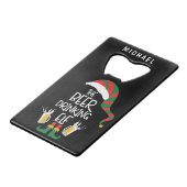 ビールクリスマス小妖精や小人おもしろいタイポグラフィパーソナライズされた クレジットカード栓抜き (裏面アングル)