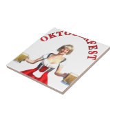 ビールジョッキおよびタイトルのオクトーバーフェストの女の子 タイル (側面)