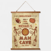 ビールスおもしろいポーツテレビ付き男の洞窟 |名前をカスタムする 吊り下げ型タペストリー (正面)