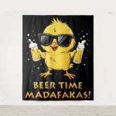 ビールタイムマダファカスおもしろいミームダックグースレトロ タペストリー (正面)