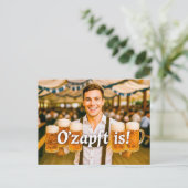 ビールテントで多くのビールマグを持つオクトーバーフェストの男性 シーズンポストカード (スタンド正面)