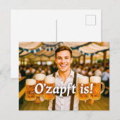 ビールテントで多くのビールマグを持つオクトーバーフェストの男性 シーズンポストカード (正面/裏面)