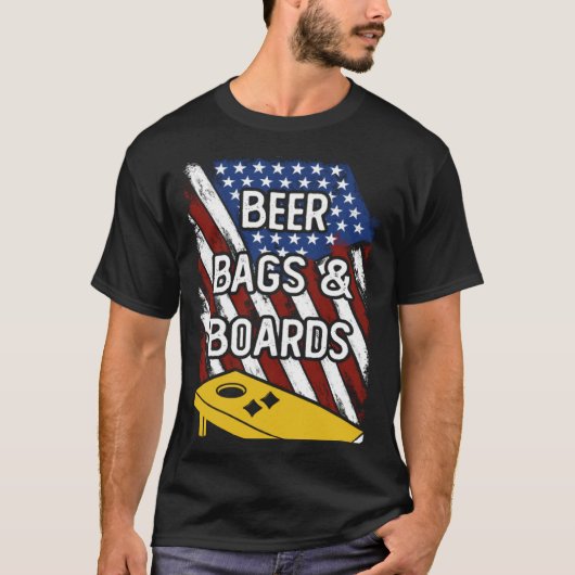 ビールバッグとボードアメリカンコーンホールプレーヤーUSA Tシャツ (正面)