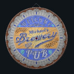 ビールパブビパーソナライズされたールボトルキャップ ダーツボード<br><div class="desc">このデザインは、ビールやパブの飾り口に、ビールの帽子のように見えるように作られています。「ようこそ[Your Name] Birewle & Pubへ。」と書かれています。 文字とデザインは、風化し動揺してた外観を持ち、ボトルキャップのイメージを少しアンティークします。

デザインは、ホップ及び大麦テーマを有し、文字を有渦巻形のする。ボトルのまわりにキャップデザインの外側に、木目に似せたトリムを施す。 

名前をテンプレートフィールドに簡単に追加すると、「Berley」という語の上に表示されます。</div>