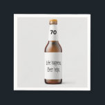 ビールボトル70th birthday party スタンダードカクテルナプキン<br><div class="desc">ブラウンロングネックのビールボトルで、灰色の背景におもしろい引用文70歳の誕生日パーティーのために。背景色は編集可能。</div>