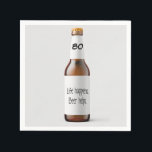 ビールボトル80th birthday party スタンダードカクテルナプキン<br><div class="desc">80歳の誕生日パーティーのための灰色の背景におもしろい引用文と茶色の長いネックビールボトル。背景色は編集可能。</div>