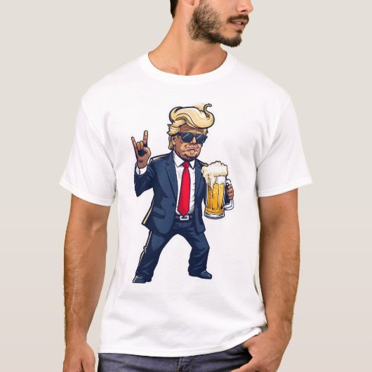 ビールマグでダイナミックなポーズを取った漫画のドナルド・トランプ Tシャツ (正面)