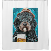 ビールマグを持つベルネドードル シャワーカーテン (正面)