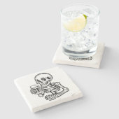 ビールマグを持つ漫画のスケルトン ストーンコースター (横)