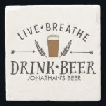 ビールラブヒップスターライブ呼吸ドリンクビールカスタム ストーンコースター<br><div class="desc">ビーもしル好きこの高品質の大理石コースターはあなたのために！文字「Live Breath Drink Beer」のロゴスタイルデザインと、ホップを中心としたビアグラスと矢印の手描きイラストレーションを特徴とする。以下に自分の名前またはカスタム文字行を追加する。人生素晴らしでビール好きかホームビールの醸造者のために。他のビールをテーマにしたギフトは、以下クリックのColorfulgalshopロゴに掲載されている。</div>