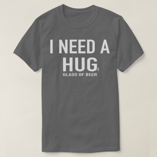 ビール大きなグラスのビールが必要 Tシャツ (デザイン正面)