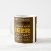 ビール好きの人はビールのジョークばかり飲んでいる コーヒーマグカップ (正面左)
