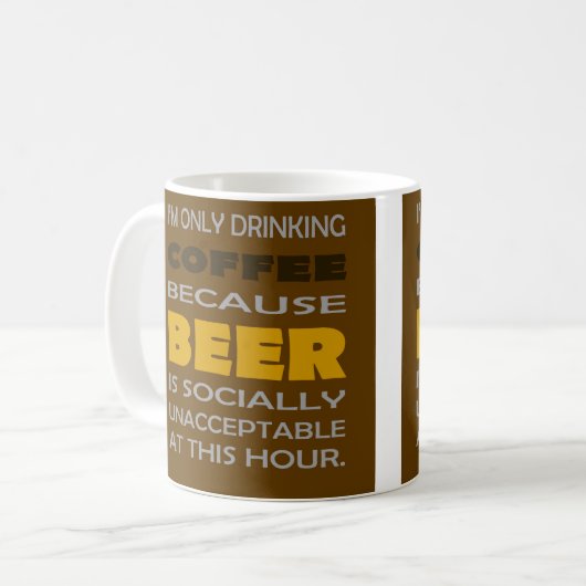 ビール好きの人はビールのジョークばかり飲んでいる コーヒーマグカップ (正面左)