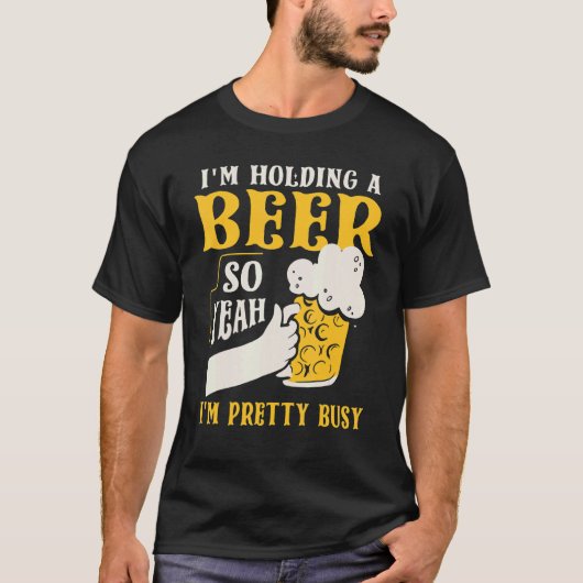 ビール持ってるからかわいらし忙し Tシャツ (正面)