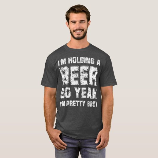 ビール持ってるから飲かわいらしみ忙しる Tシャツ (正面フル)
