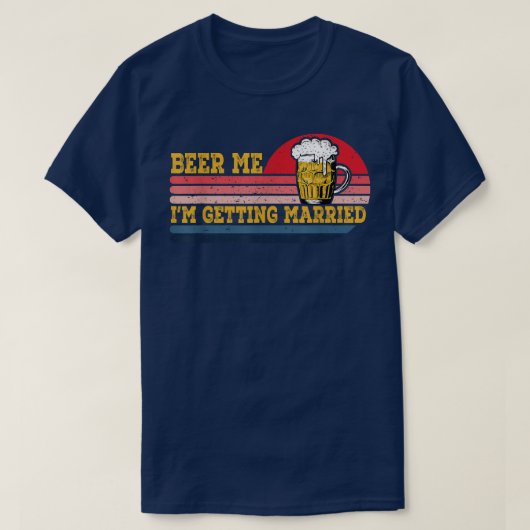 ビール私は結婚する男性の新郎おもしろい新婦D Tシャツ (デザイン正面)