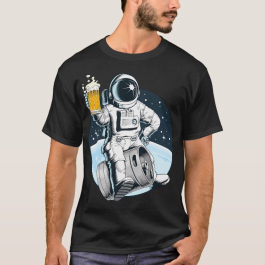 ビール飲み宇宙飛行士 – Lager おもしろい Alcour Tシャツ (正面)