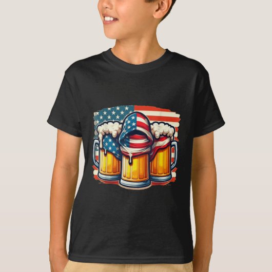 ビール・アメリカ国旗7月の4日男性女性が飲む Tシャツ (正面)