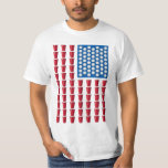 ビール・ポン飲みゲームのアメリカ国旗 Tシャツ<br><div class="desc">赤カップのストライプや卓球のスターが、愛国者やアルコー素晴らしル依存症者に対する贈り物やTシャツにもなっている。</div>