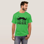 ビールSt patricks dayに向かって口ひげをおもしろいつける Tシャツ (正面フル)